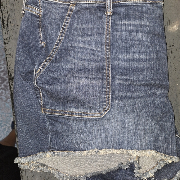 Torrid 3.5 Inch Vintage Stretch Mid-Rise Jean Short - Picture 6 of 7